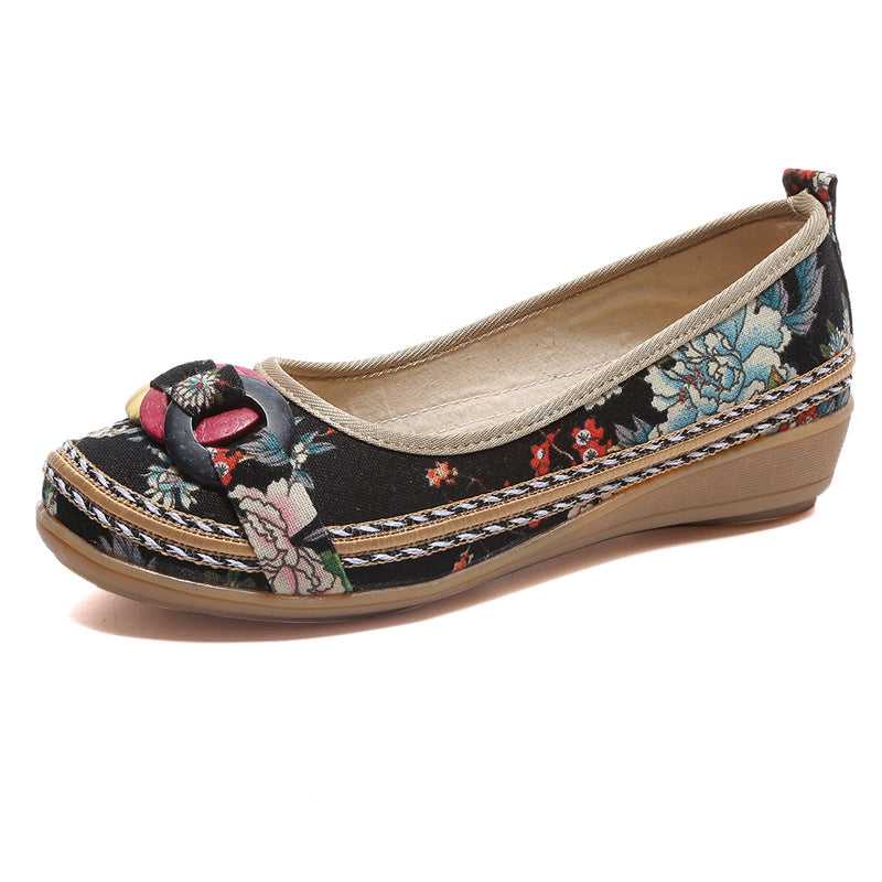 Damen nan floraler Textil-Slipper mit niedrigem Keilabsatz, dekorativer Ringapplikation und gepolstertem Komfortfußbett EB