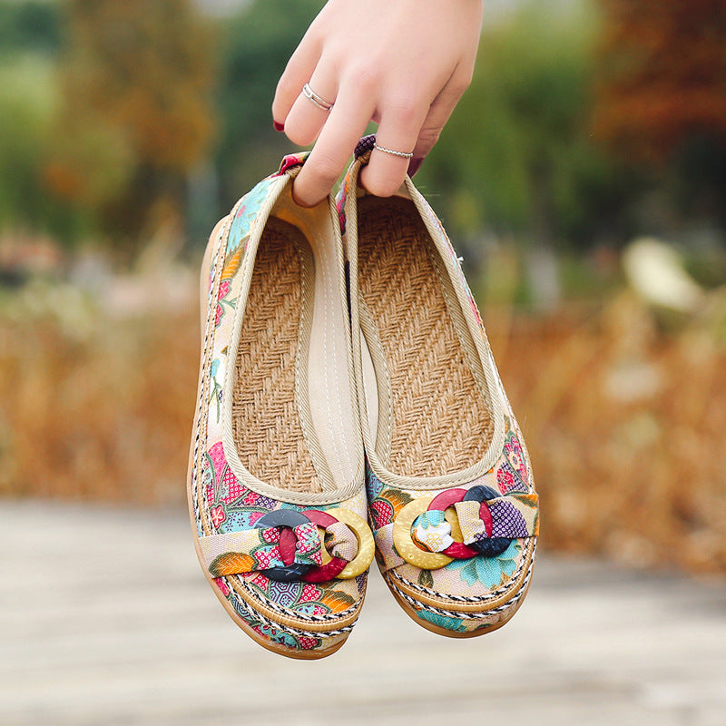 Damen nan floraler Textil-Slipper mit niedrigem Keilabsatz, dekorativer Ringapplikation und gepolstertem Komfortfußbett EB