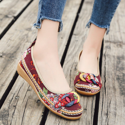 Damen nan floraler Textil-Slipper mit niedrigem Keilabsatz, dekorativer Ringapplikation und gepolstertem Komfortfußbett EB