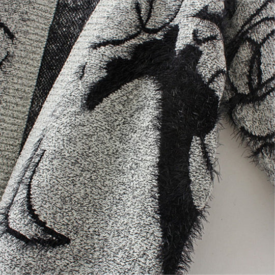 Damen Strickkleid mit kunstvollem Grafikdesign und elegantem V-Ausschnitt EB