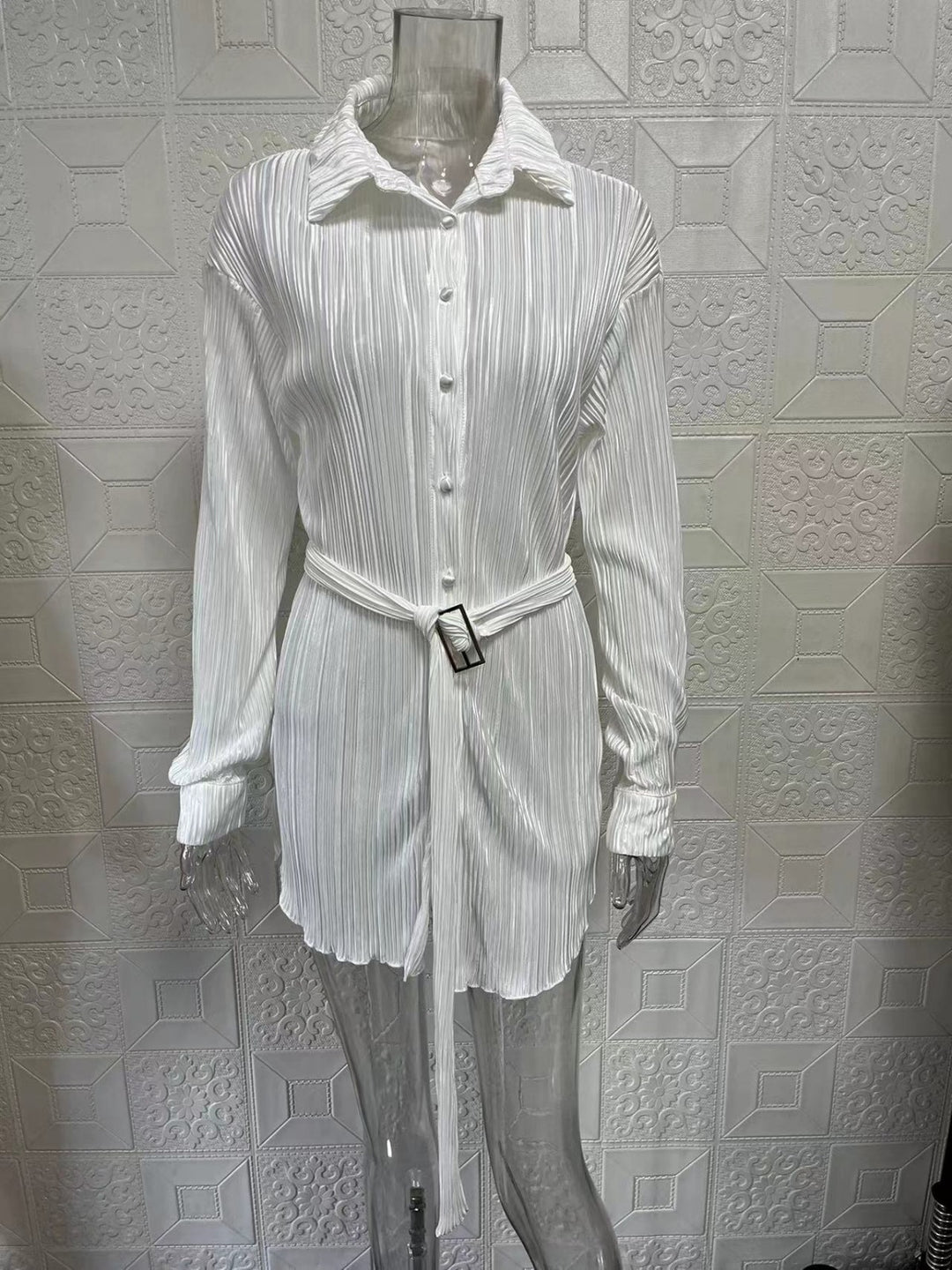 EB | Langärmeliges Kleid mit Schnürsenkeln und elastischer Taille