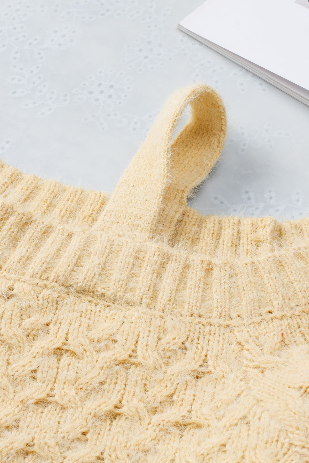EB | Aprikosenfarbener asymmetrischer Ausschnitt Pullover mit kalten Schultern und Wimpern