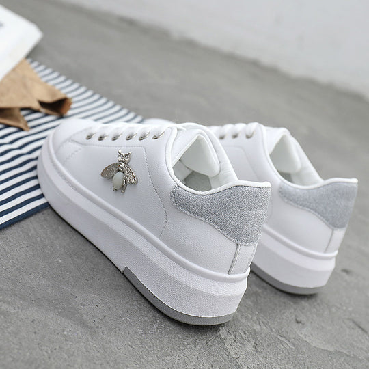 Damen modische Sneakers mit schimmernden Akzenten und Bienenapplikation EB
