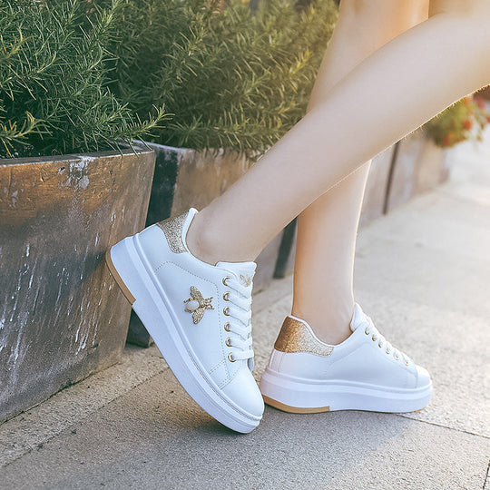 Damen modische Sneakers mit schimmernden Akzenten und Bienenapplikation EB
