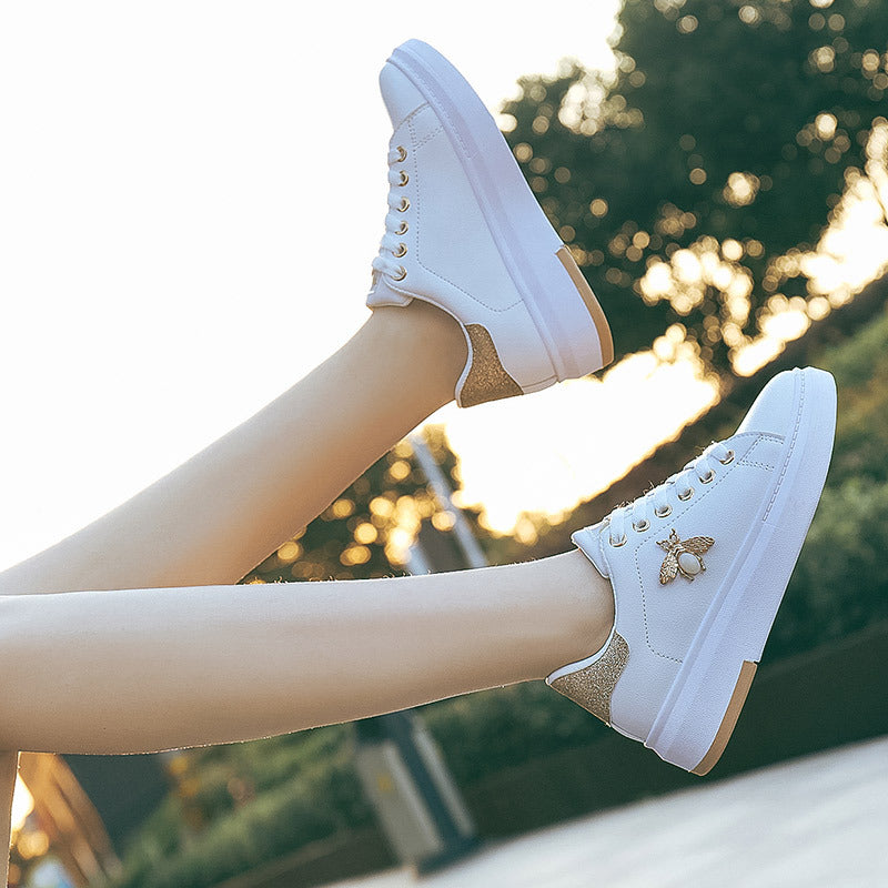 Damen modische Sneaker mit glitzerndem Akzent und Bienenanhänger EB
