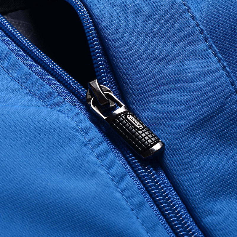 Herren dreilagige Hardshell-Outdoorjacke mit abnehmbarer Kapuze, verschweißten Nähten und Brust-Reißverschlusstasche EB