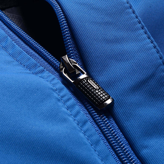 Herren dreilagige Hardshell-Outdoorjacke mit abnehmbarer Kapuze, verschweißten Nähten und Brust-Reißverschlusstasche EB