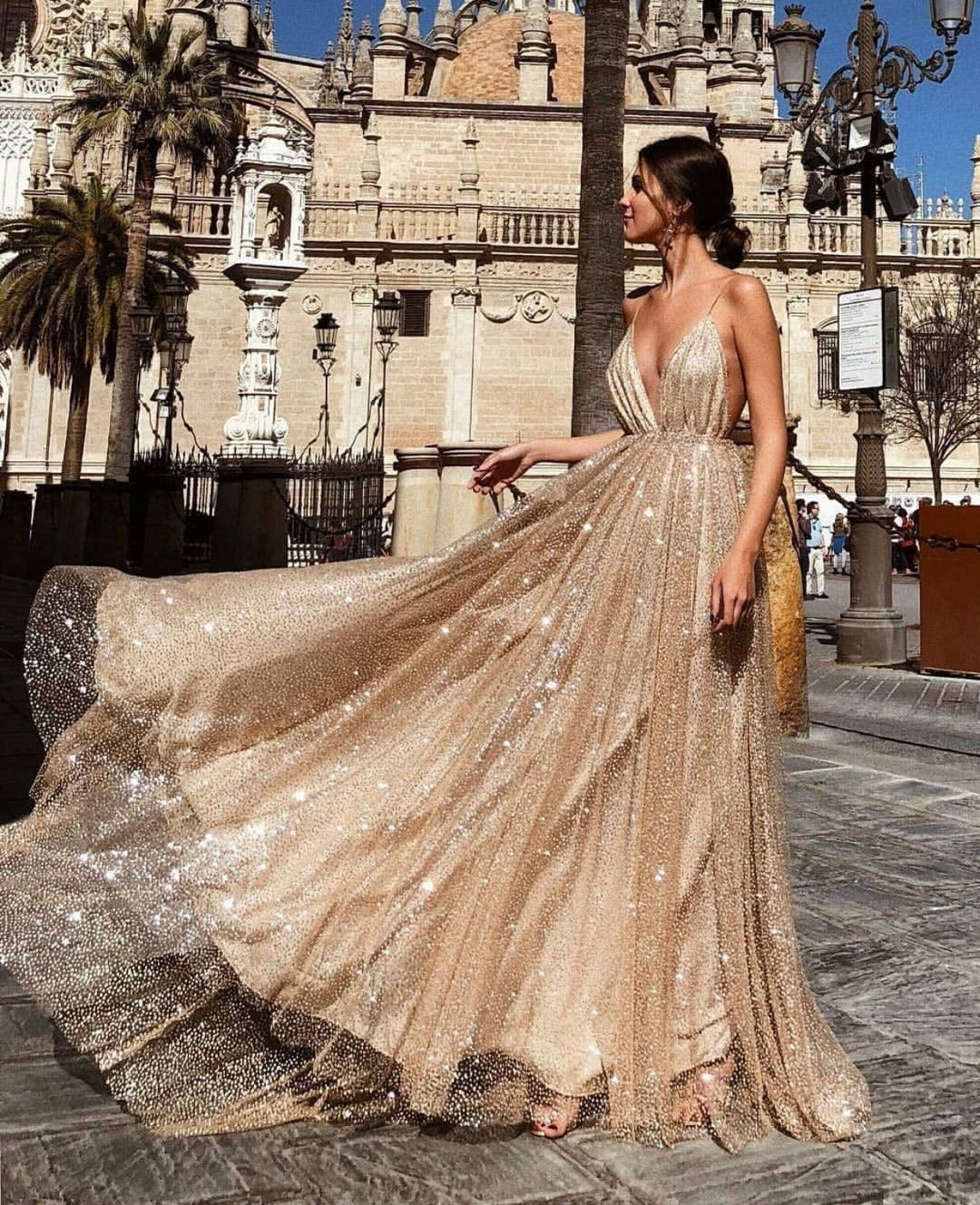 Damen Glamouröses Abendkleid mit tiefem V-Ausschnitt und strahlenden Pailletten EB
