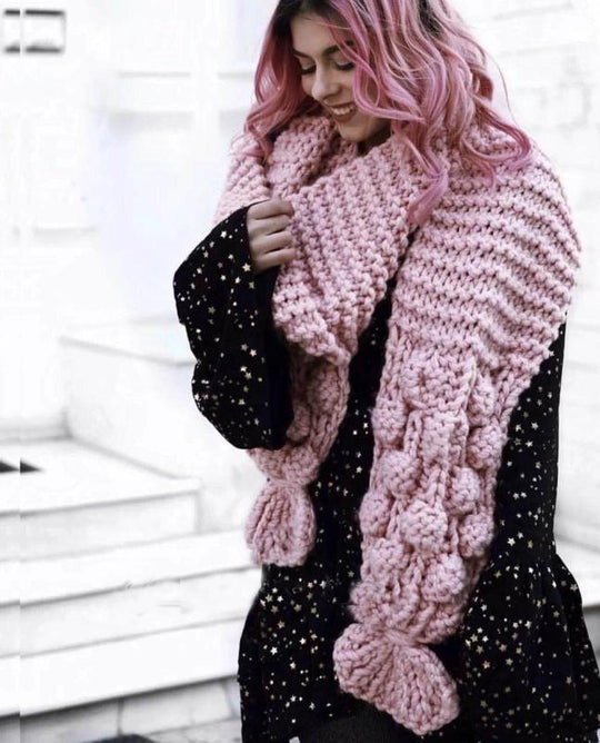 Damen Kuscheliger, handgefertigter Strickschal mit modischem Zopfmuster und extra weitem Design EB