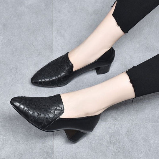klassische Damenschuhe aus weichem Leder mit Stickerei. EB EB