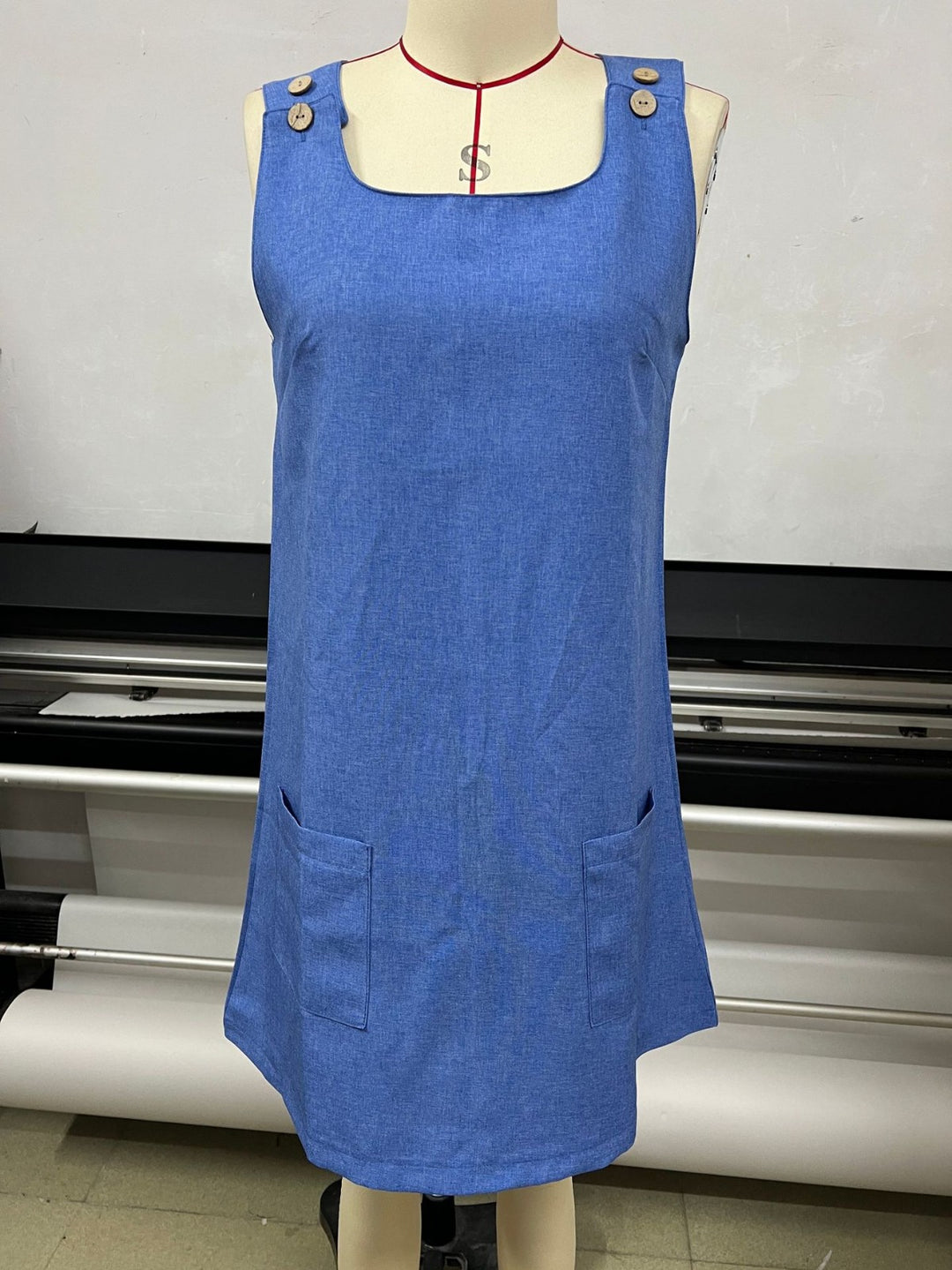 EB | Ärmelloses Kleid mit Rundhalsausschnitt und Weste mit Knöpfen