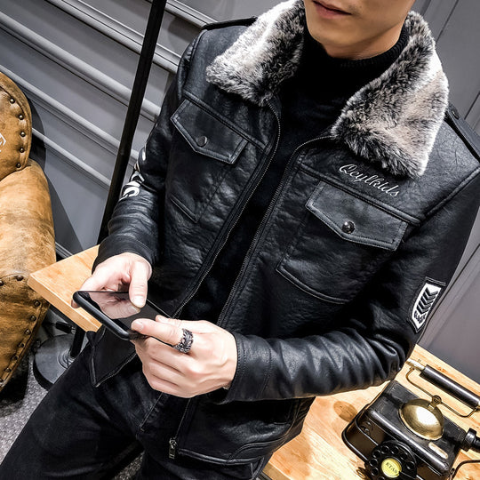 Herren Biker-Lederjacke mit Kunstfellkragen und militärischen Abzeichen EB