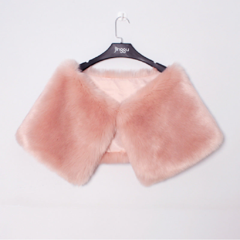 Damen Eleganter Pelzüberwurf mit weichem, voluminösem Design EB
