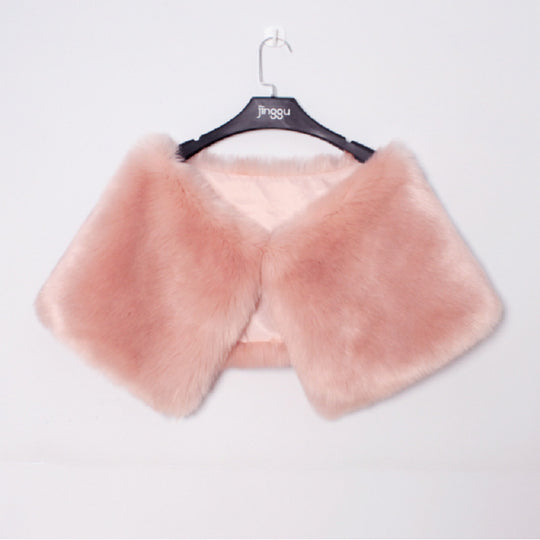Damen Eleganter Pelzüberwurf mit weichem, voluminösem Design EB