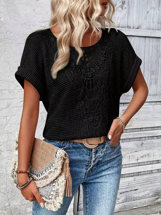 EB – t-shirt mit spitzenspleiß und rundhalsausschnitt