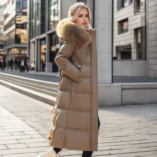EB | Langer Wintermantel mit Kapuze aus Pelz und Gürtel für Frauen