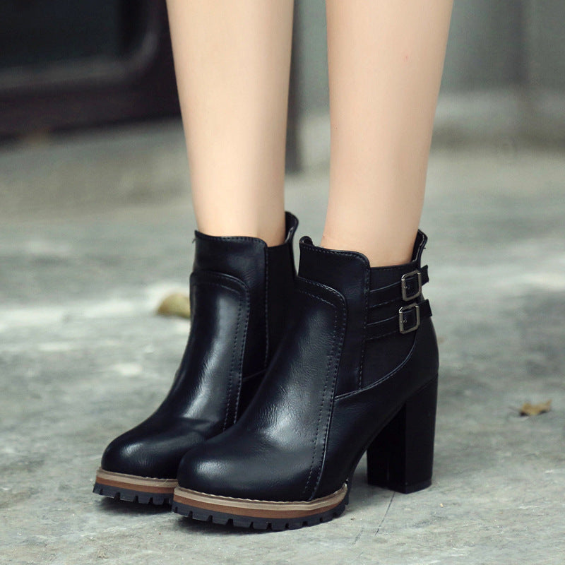Damen nan elegante Plateau-Stiefelette mit robuster Profilsohle, hohem Blockabsatz und doppeltem Schnallenriemen EB