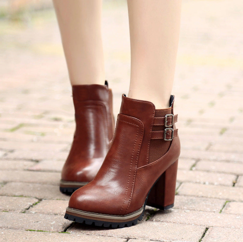 Damen nan elegante Plateau-Stiefelette mit robuster Profilsohle, hohem Blockabsatz und doppeltem Schnallenriemen EB
