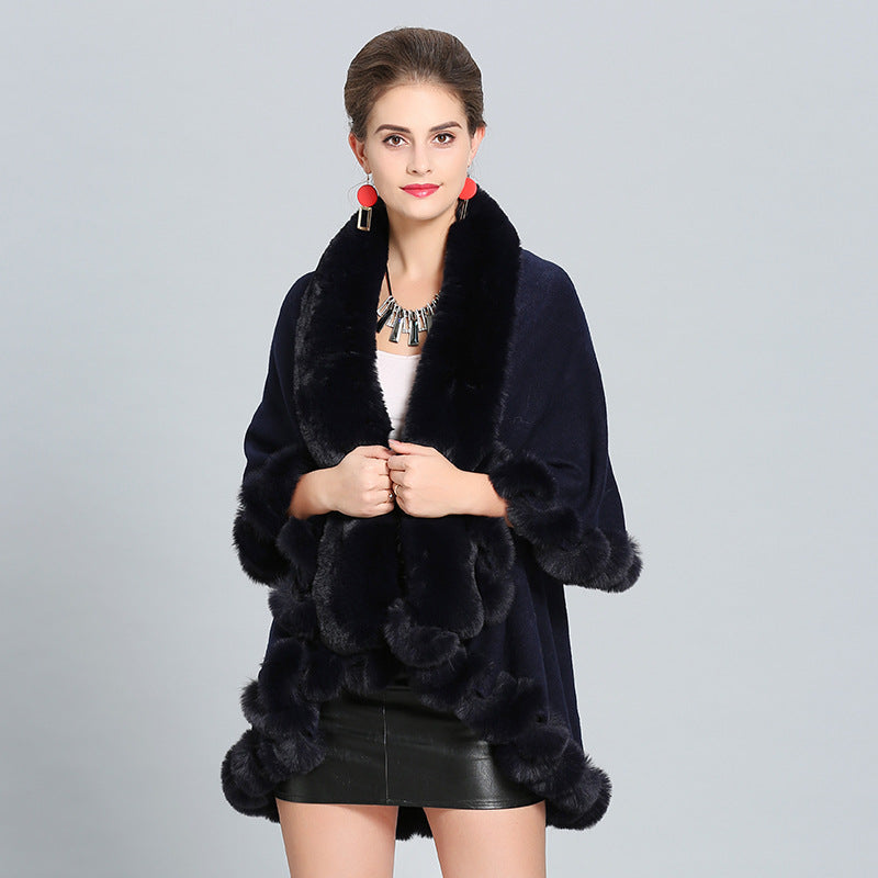 Damen Kapuzenponcho mit luxuriösem Fellkragen und eleganter Umrandung EB
