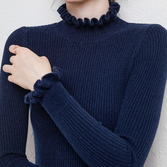 EB | Rollkragen-Strickpullover mit zarten Rüschendetails