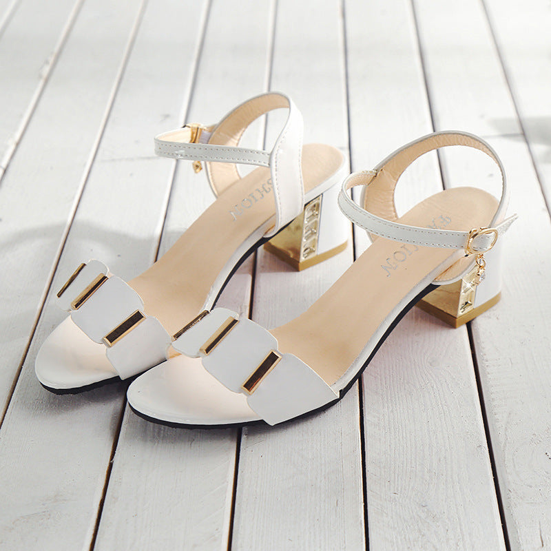 Damen elegante Riemchen-Sandalen mit glamourösem Blockabsatz und unverwechselbaren Details EB