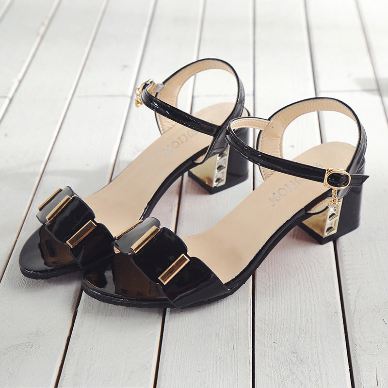Damen elegante Riemchen-Sandalen mit glamourösem Blockabsatz und unverwechselbaren Details EB