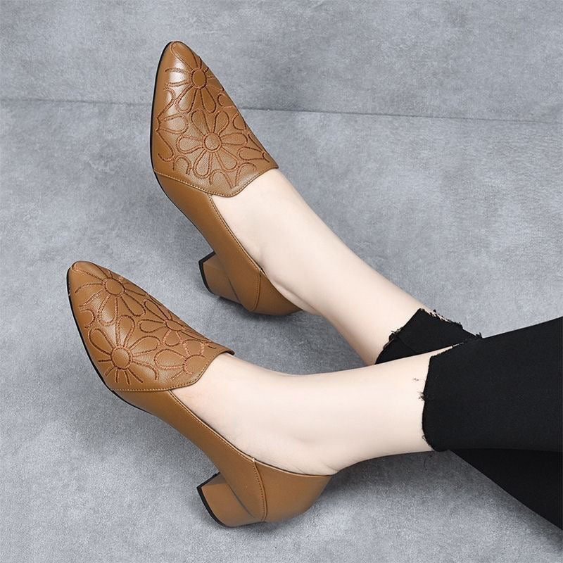 klassische Damenschuhe aus weichem Leder mit Stickerei. EB EB