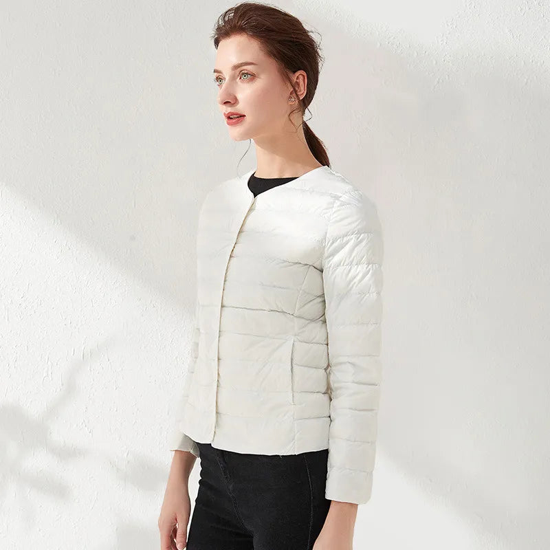EB | Leichte, kragenlose und figurbetonende Damen-Daunenjacke