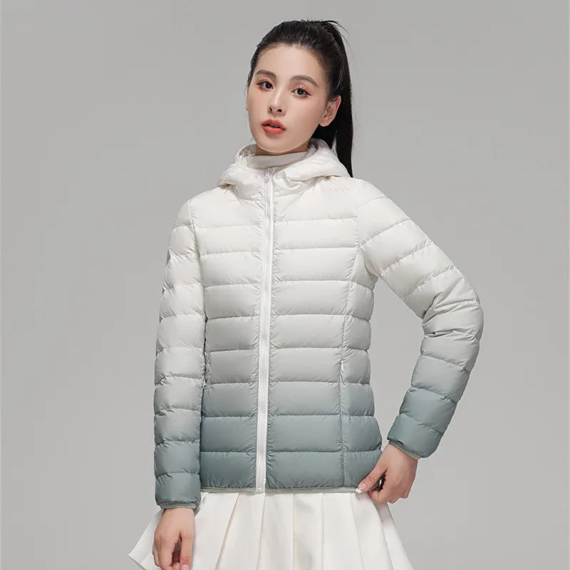 EB | Leichte Daunenjacke mit farbverlaufender Kapuze
