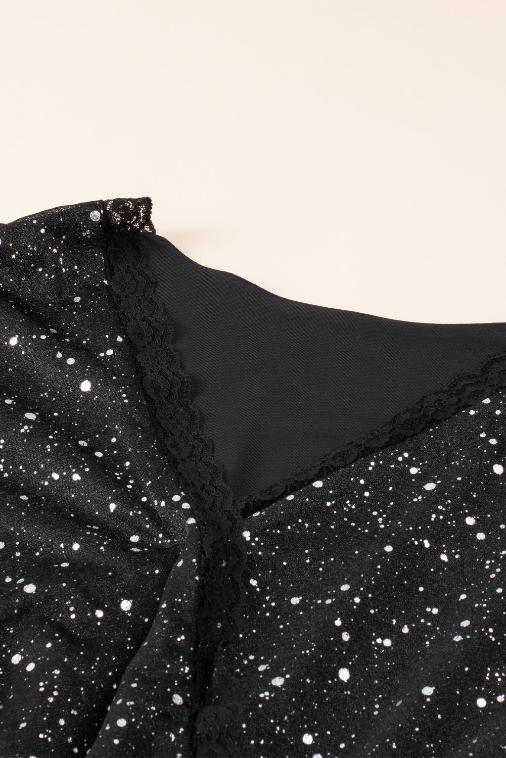 Elegante schwarze Glitzerkleid mit Netzbespannung