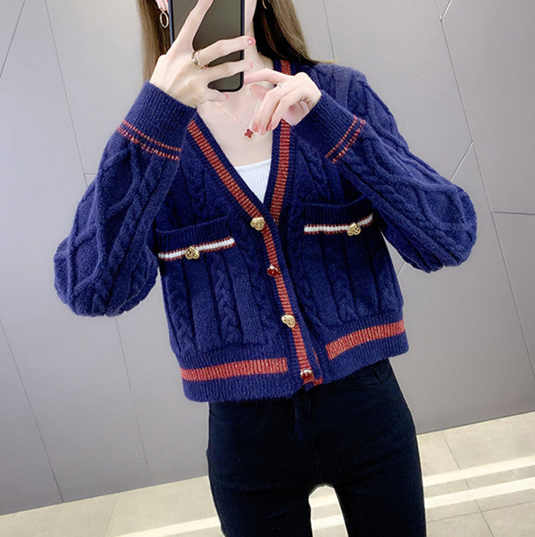 EB | Kurze Strickjacke Elegant und Modern Kontrastdetails