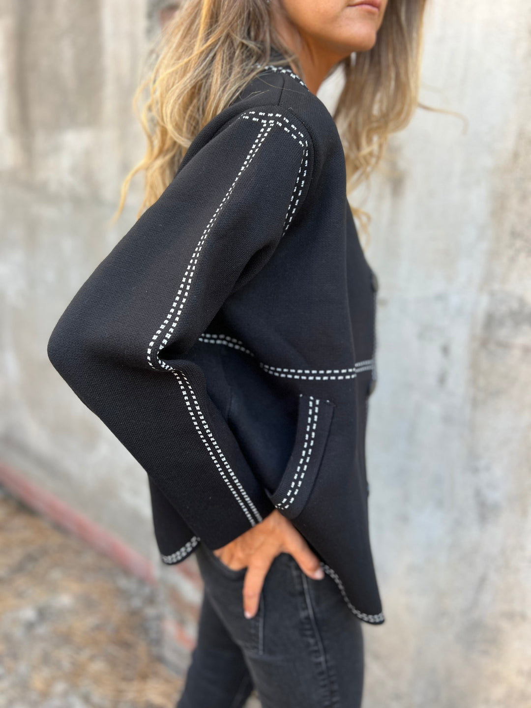 EB | Kurze Jacke mit Kontrastnähten Rundhals Strukturiert und Elegant