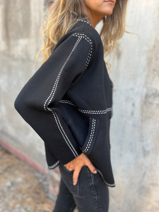 EB | Kurze Jacke mit Kontrastnähten Rundhals Strukturiert und Elegant