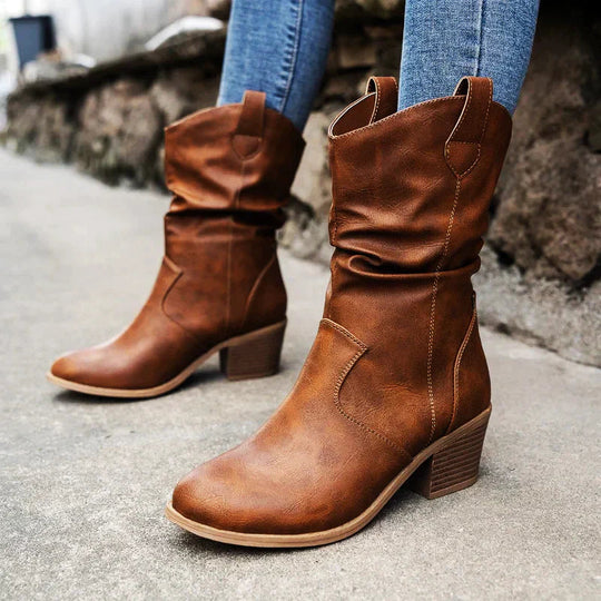 Rutschfeste Stiefel mit spitzem Zehenbereich in der Mitte der Wade EB