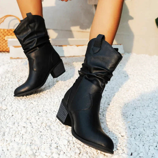 Rutschfeste Stiefel mit spitzem Zehenbereich in der Mitte der Wade EB