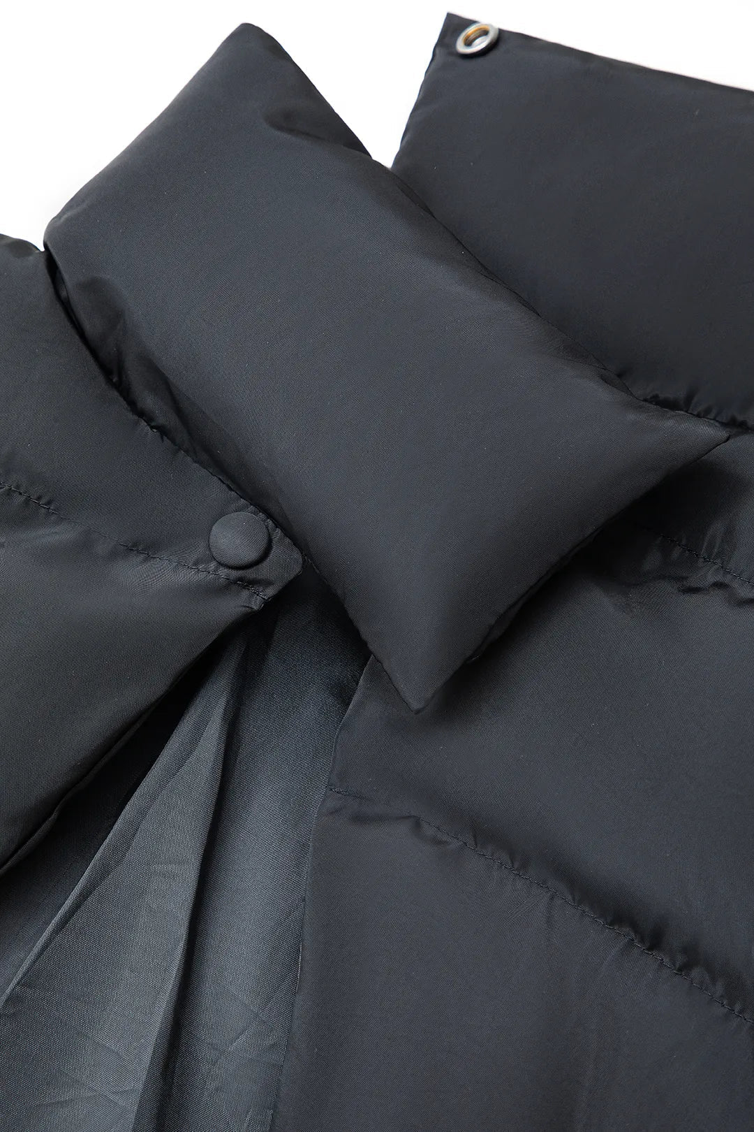 EB | Schwarze Stehkragen Cut Out Pufferjacke
