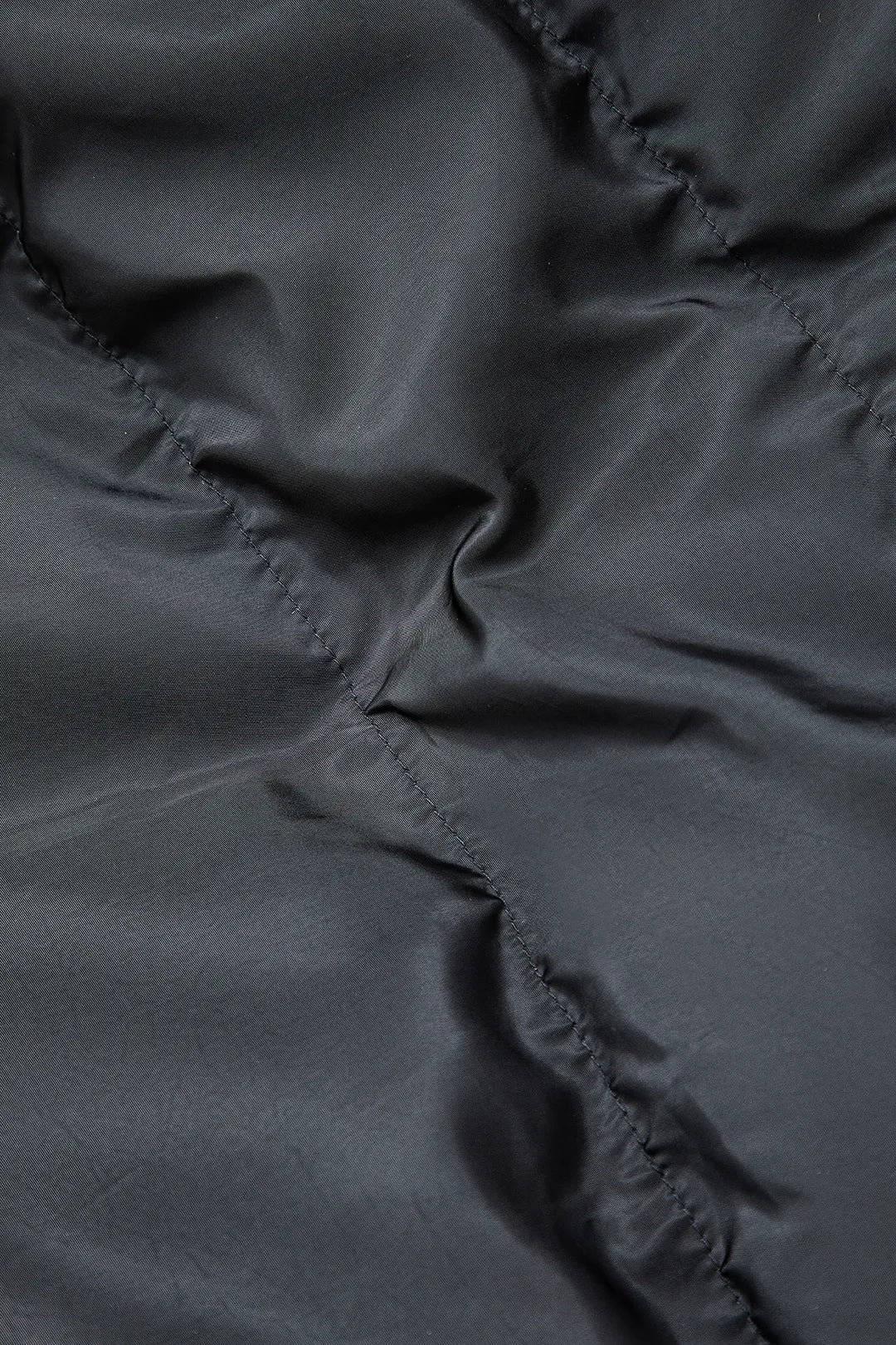 EB | Schwarze Stehkragen Cut Out Pufferjacke