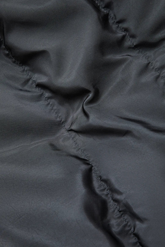 EB | Schwarze Stehkragen Cut Out Pufferjacke