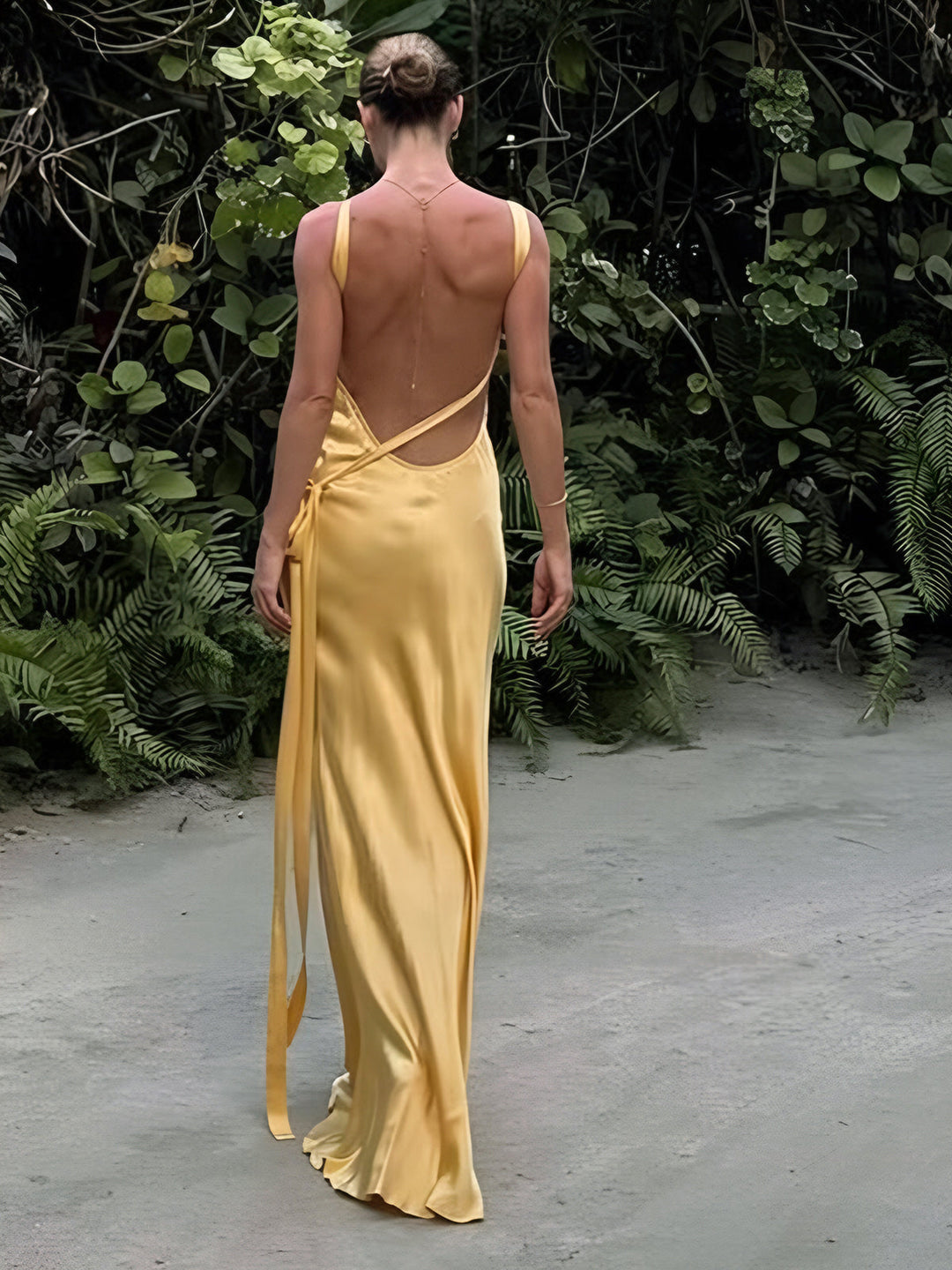 EB | Asymmetrisches Satin Kleid mit Einem Schulterdesign