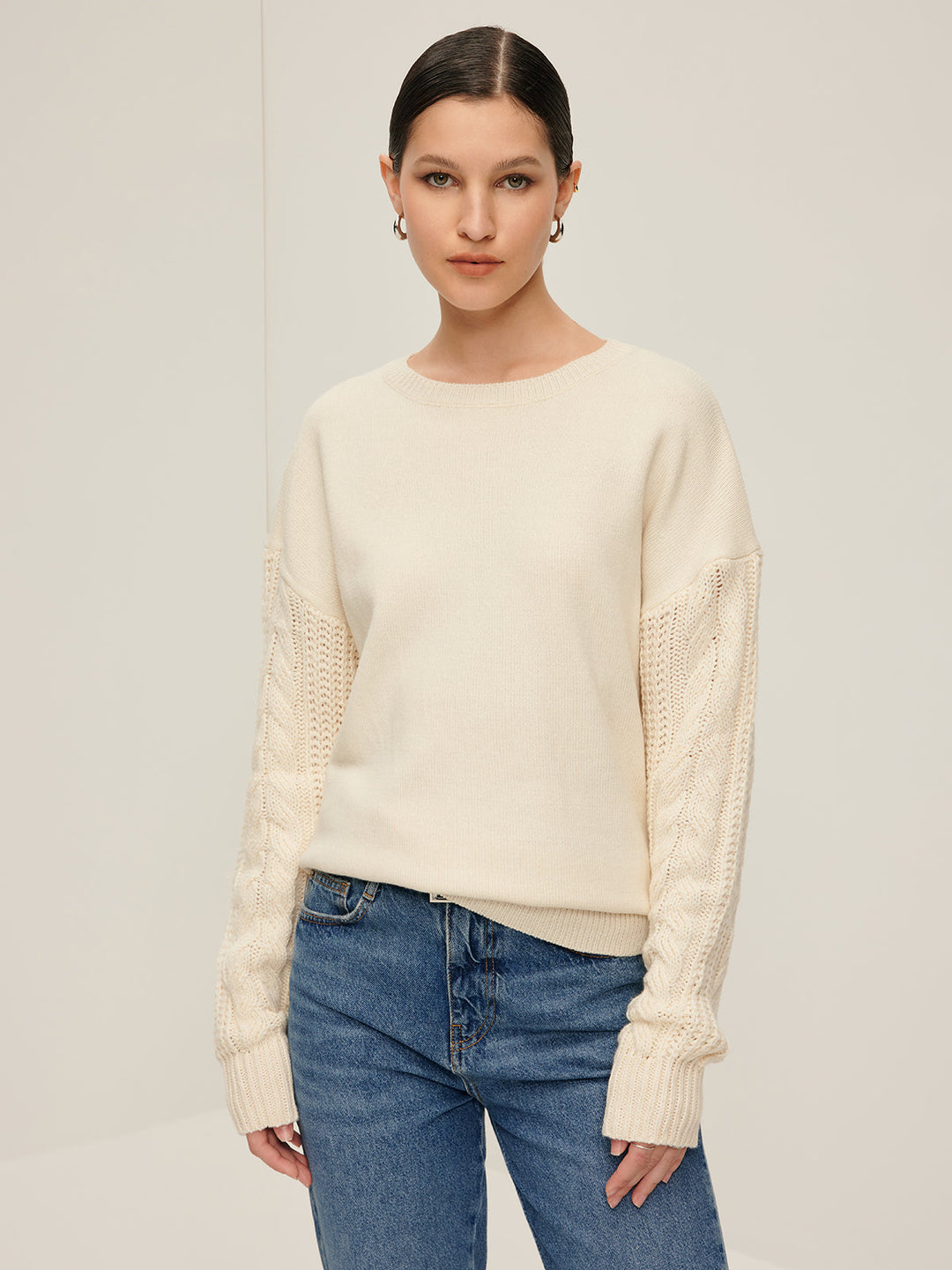 EB | Strickpullover mit Kabelstrickärmeln Lockere Passform und Moderne Details Bequem und Zeitlos