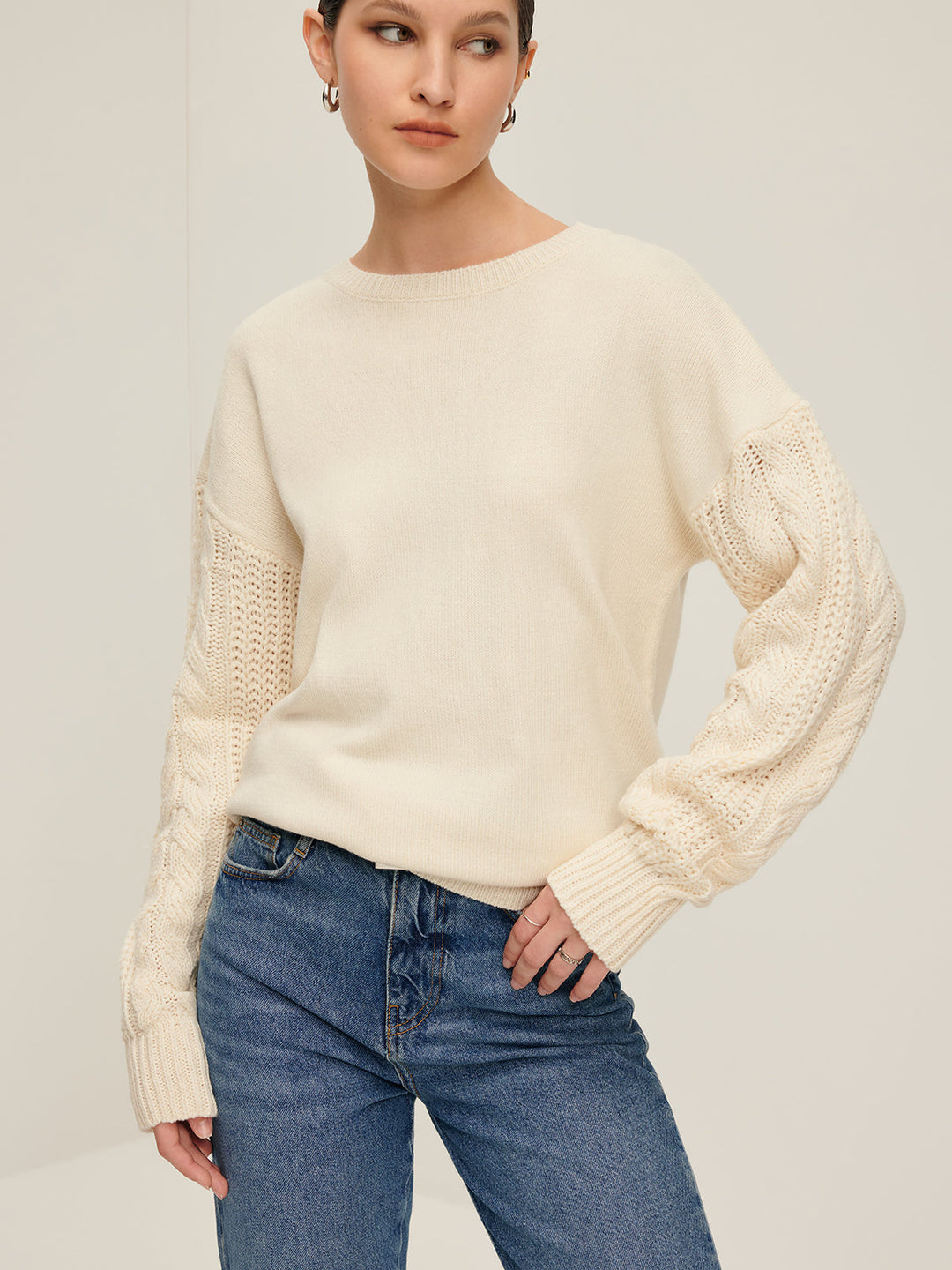EB | Strickpullover mit Kabelstrickärmeln Lockere Passform und Moderne Details Bequem und Zeitlos