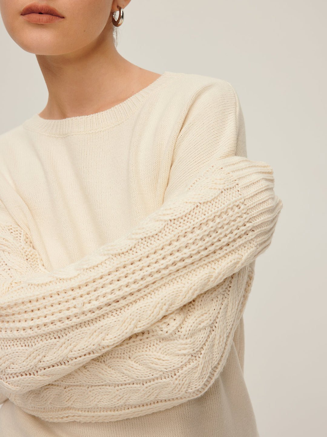 EB | Strickpullover mit Kabelstrickärmeln Lockere Passform und Moderne Details Bequem und Zeitlos