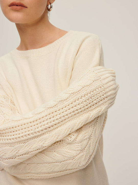 EB | Strickpullover mit Kabelstrickärmeln Lockere Passform und Moderne Details Bequem und Zeitlos