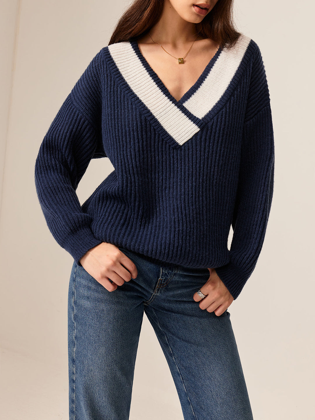 EB | Off-shoulder Strickbluse Komfortabel und Stilvoll V-ausschnitt Detail