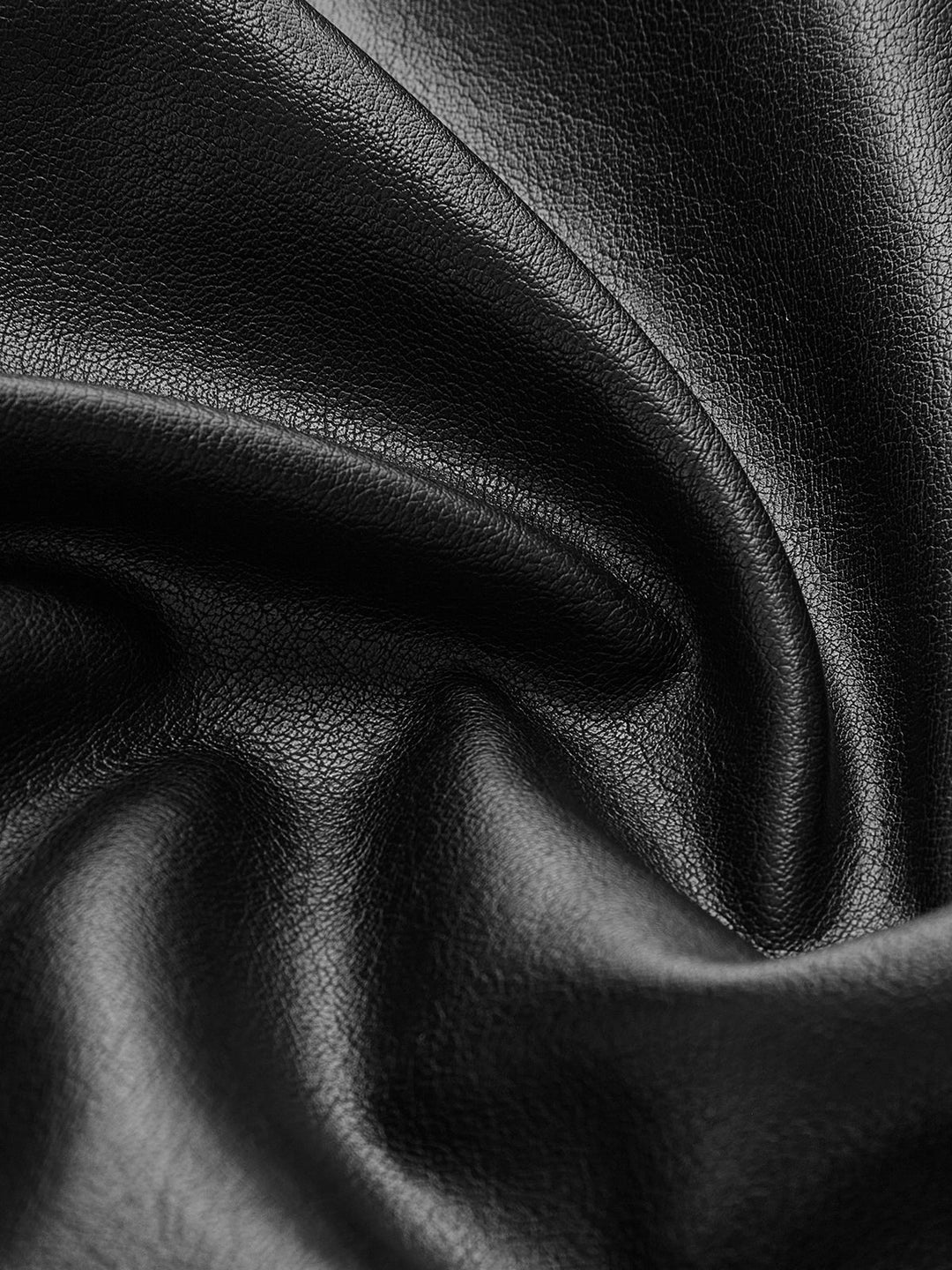 EB | Gürtelte Kunstlederjacke