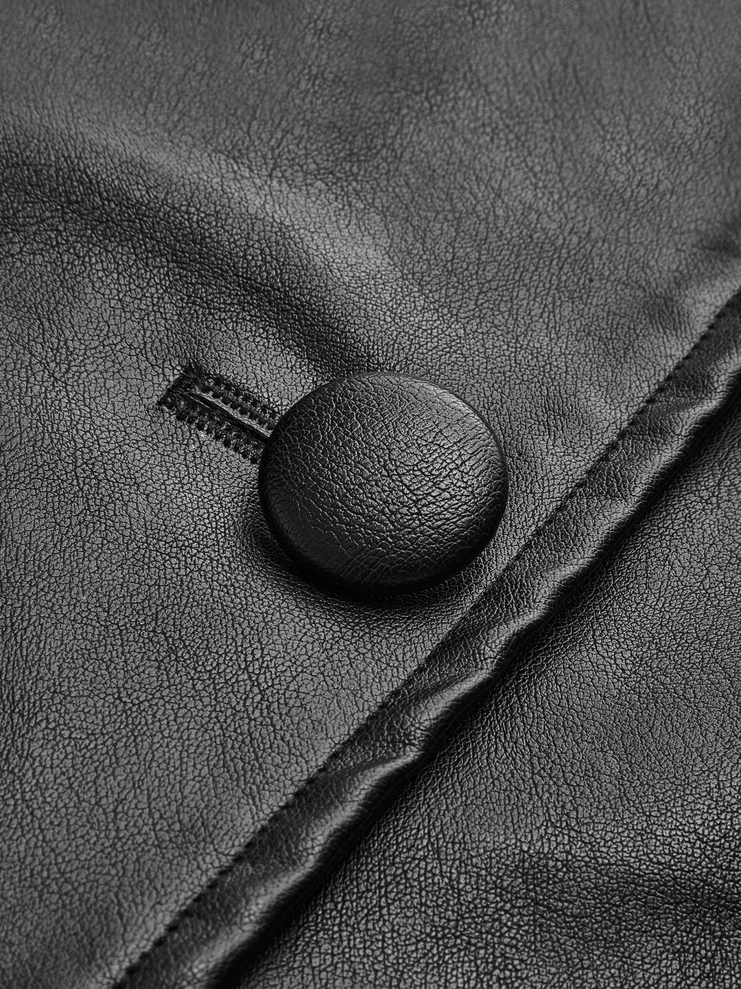 EB | Gürtelte Kunstlederjacke