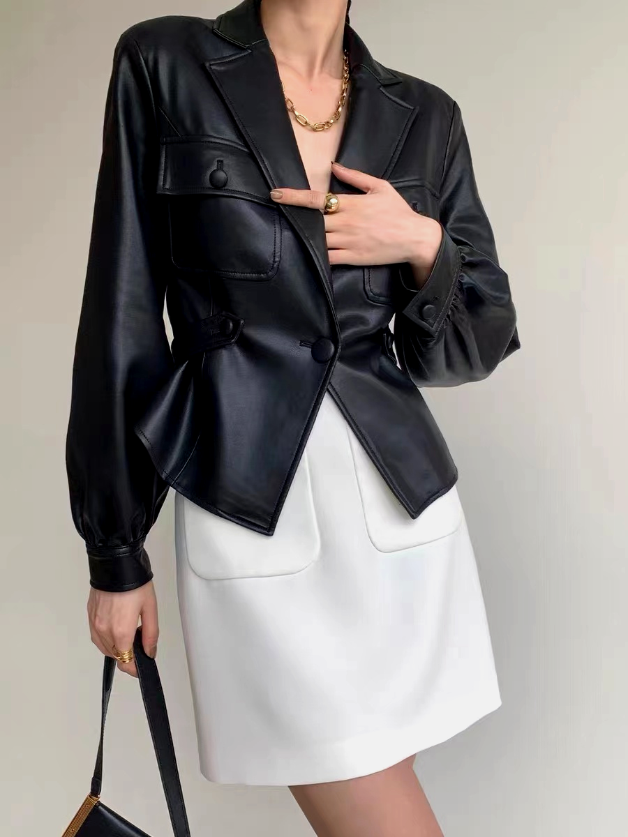 EB | Gürtelte Kunstlederjacke