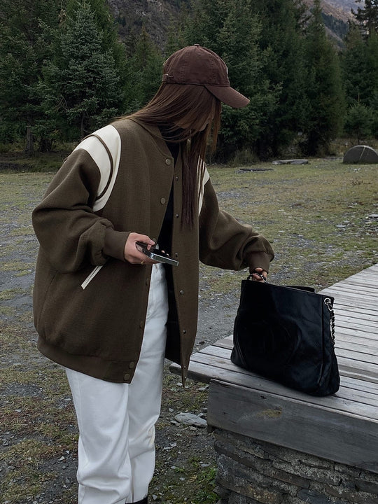 EB | Lässige Varsity Jacke Im Retro Stil mit Gestreiften Ärmeldetails und Gerippten Bündchen