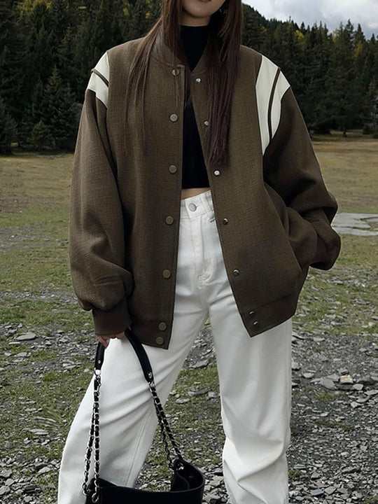 EB | Lässige Varsity Jacke Im Retro Stil mit Gestreiften Ärmeldetails und Gerippten Bündchen