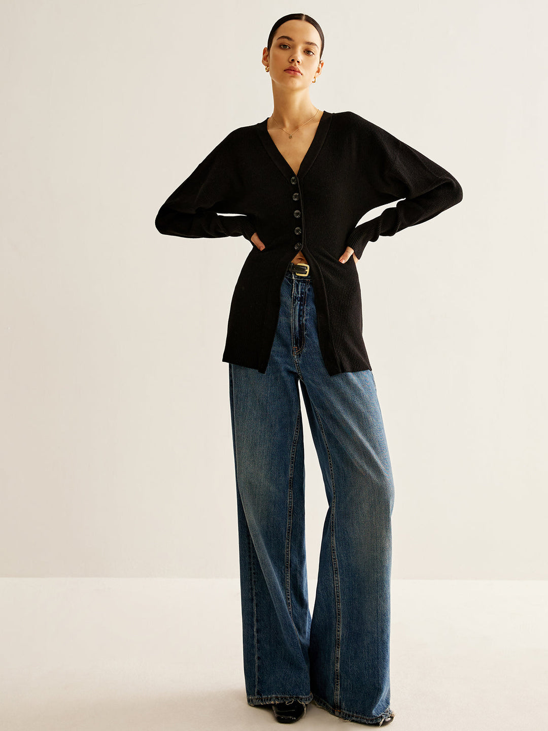 EB | Cardigan mit Tiefem V-ausschnitt und Knöpfen Lässige Passform Minimalistisch und Zeitlos